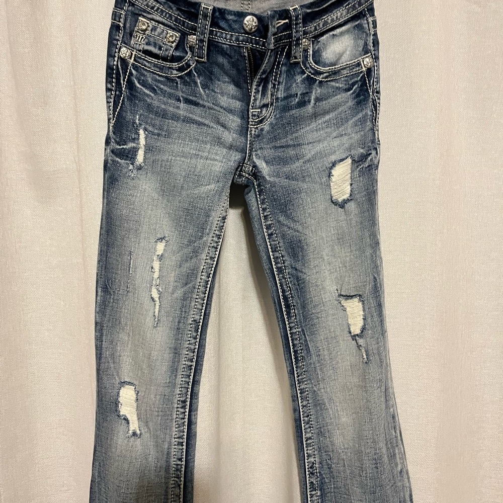 Light washed miss me jeans size 23. Never been worn